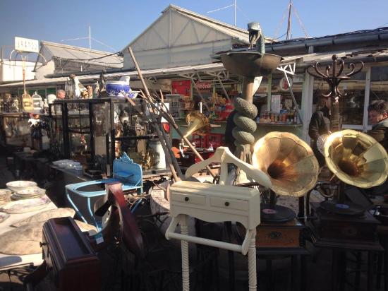 Ecseri flea market