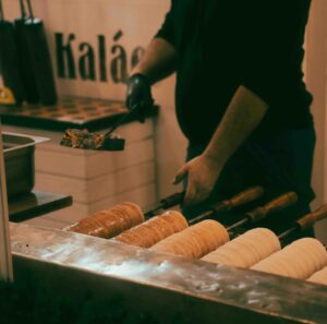 Chimney cakes baking